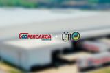 Logotipos da Copercarga Logística e da L3TI lado a lado sobre fundo desfocado de um centro logístico com caminhões.
