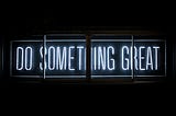 Imagem com a frase em inglês: Do something great