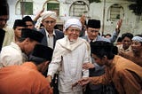 Santri Tidak Menuhankan Kiai!