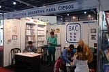 Biblioteca Argentina para Ciegos: un stand en la Feria del libro que sorprende y emociona