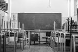 imagen en blanco y negro de una aula de escuela tradicional vacía