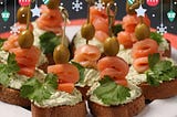 Canapés de salmão com patê de avocado