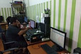 Suasana server pulsa dengan beberapa karyawan yang mengawal transkasi