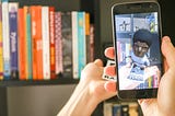 Tela de um smartphone em que aparece um papel e sobre ele um modelo 3D do jogador Ramon.