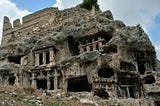 Kadınların Uçurumdan Aşağı Attıkları Kahraman