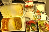 機内食でベジタリアンヒンズー教徒用ミールを食べる