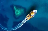 Picture of a boat choosing a different course, representing Artificial Intelligence allowing fishing vessels to change course based on new insights provided by modern technologies