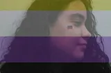 uma foto minha ao fundo, de perfil. tenho pele marrom e cabelo comprido e cacheado. no meu rosto tem uma bandeira bi de adesivo. por cima, translucido, uma bandeira não binária