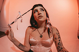 La artista peruana Naïa Valdez en una sesión de fotos previa a la grabación del videoclip de “KUNAI” a cargo de Benza Films