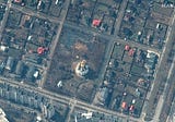 Рассказываем о братской могиле на спутниковых снимках Бучи: как она выглядит с земли и кто ее…