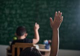 Por que as escolas para crianças surdas deveriam contratar professores surdos: uma questão…