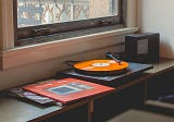 Perpustakaan dan Spotify Berwarna Oranye