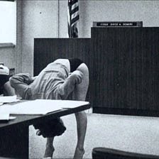 La insólita foto de un tribunal que llegó a las páginas de Playboy