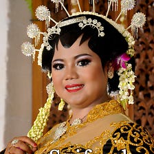 Rias Pengantin Jawa Solo Putri Kebaya Bludru Hitam di UWK Surab