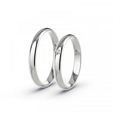 Eheringe Silber symbolisieren Hingabe und Treue in der Ehe
