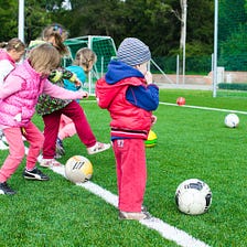 Wie man einen Fußball dribbelt