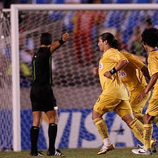 O futebol dos esquecidos. Isolada do resto do país, uma…, by Puntero  Izquierdo, Puntero Izquierdo