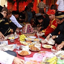 Makan Bajamba: Tradisi Makan Bersama yang Mempersatukan Masyarakat Minangkabau