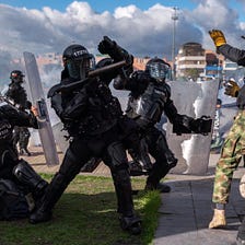 Conoce a ESMAD, la mortífera policía antidisturbios que muchos colombianos quieren prohibir