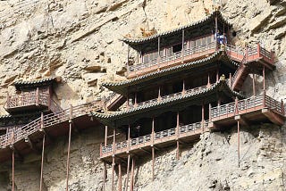 Xuankong: El monasterio suspendido a 75 metros del suelo, la maravilla arquitectónica que parece…