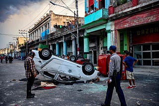 Un vehículo de policía volcado durante las protestas en La Habana, 11.07.2021. YAMIL LAGE AFP