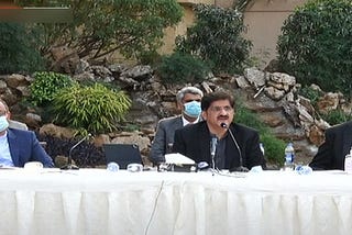 کراچی کے صدر میں ، اسد عمر کہتے ہیں کہ ترقیاتی کاموں میں تعاون ضروری ہے