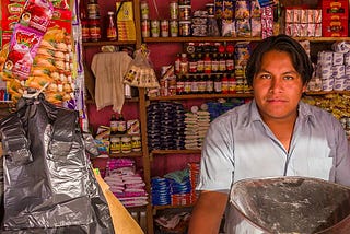 La “tiendita” y la supervivencia de las microempresas en medio de la competencia de las grandes…
