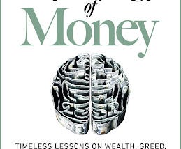 Front Cover of the book ‘The Psychology of Money’. It showcases a top down horizontal cross-section of a human brain in black and white with the ridges made to look like a meandering maze hidden within the brain. On closer inspection the ridges and walls of the maze seem to made of several American currency bills.