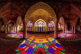 MESQUITA É ILUMINADA POR UM CALEIDOSCÓPIO DE CORES DO ARCO-ÍRIS