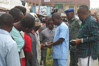 Fayose distributes Cash, portions of rice to Ekiti state residents (photos)