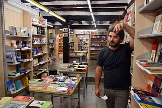 Entrevista en Auzolan Librería: “Nosotros moriremos vendiendo libros, eso lo tengo bien claro”