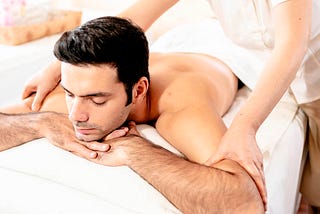 Se il lavoro ti stressa, scopri i benefici emotivi del massaggio thailandese.