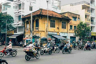 Chạy trốn thực tại cùng Đen: vì sao giới trẻ Việt lại hóa thân thành “đồng âm” nhiều như vậy?