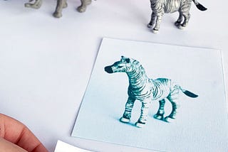 How to discover the world playing with miniatures and start reading by identifying words