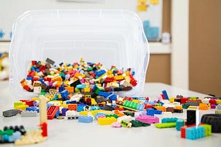 Boite de Lego renversée