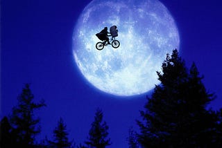 電影《E.T.外星人》(E.T. the Extra-Terrestrial) 經典的單車飛行場景/ The classic bike-flying scene in the movie E.T.