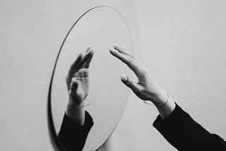 Fascinada por un espejo