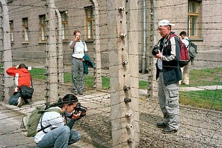 È giusto farsi i selfie nei memoriali dell’Olocausto?