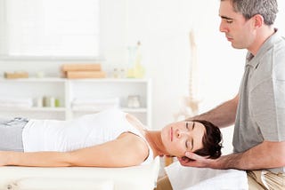 Chiropractor VS Physiotherapist: Who To Choose For Your Pain?