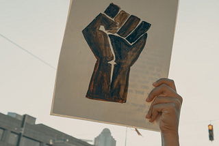 Racismo reverso: uma invenção absurda e contraditória