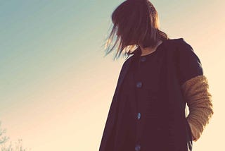 PICTURE OF A GIRL LOOKING AT THE SKY.