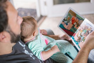 Non ho l’età: quando e come introdurre gli schermi nella vita dei bambini e delle bambine