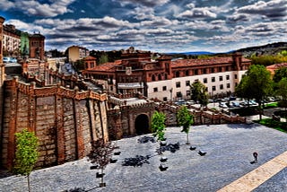 “Me deslocalizo a Teruel” — By José Luis Mieza from Manresa-Barcelona, Spain — La Escalinata (Teruel) (NO HDR), CC BY 2.0, https://commons.wikimedia.org/w/index.php?curid=8056064