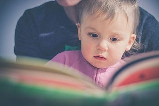 Pediatras recomendam que pais leiam livros para bebês e crianças