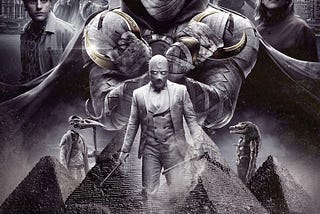 Affiche de Moon Knight. En bas, les pyramides, les divinités Konshu et Amett se font face. En surimpression, on voit Steven avec le Costume, au dessus de lui, Marc avec le Costume et en arrière plan, Londres et tous les personnages secondaires.