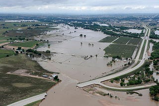 Route coupée par une inondation, le changement climatique augmente les risques pour les infrastructures