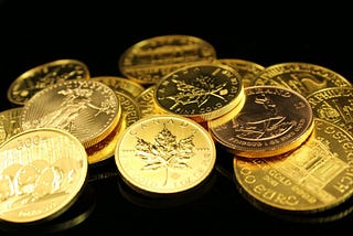 Several gold coins including Canadian Maple Leaf, Krugerand and gold Euros. Image courtesy of Zlat’aky.cz at Pexels.