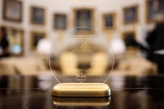 庫克送了川普一台透明 iPhone 原型機