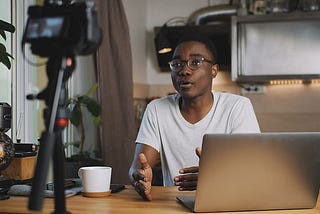 Side Hustle Success: How to Make Consistent Income Through Fiverr Gig Work