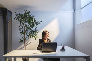 Uma luminária que imita a luz solar